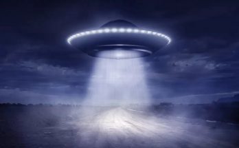 Ufo di notte nel deserto