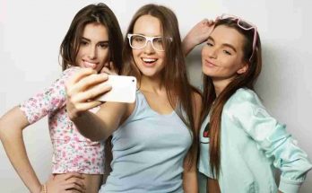 ragazze minorenni si fanno un selfie