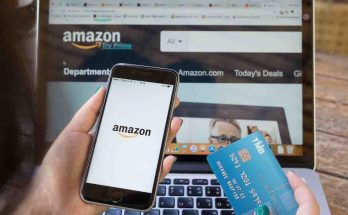 donna utilizza con il telefono bonus Amazon