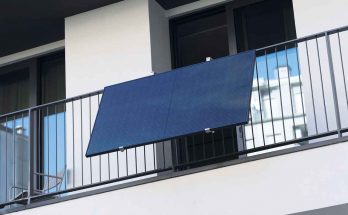 pannello fotovoltaico installato sul balcone di casa