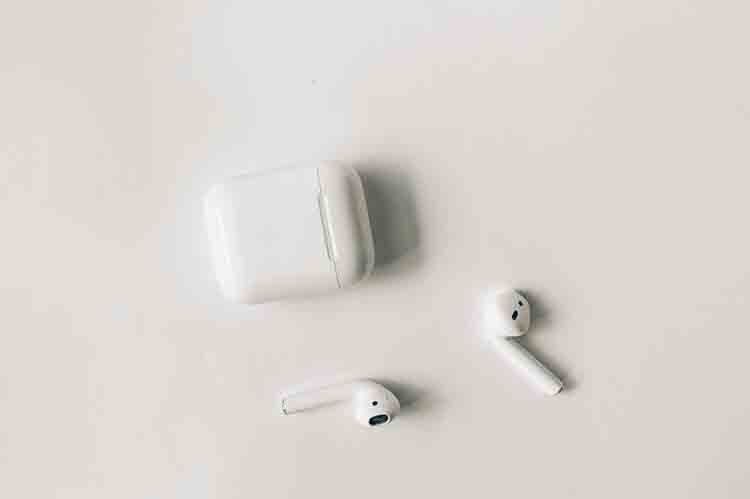 Le AirPods4 costano un cchio della testa e nella confezione non trovi nemmeno il cavo: devi acquistare per forza questo