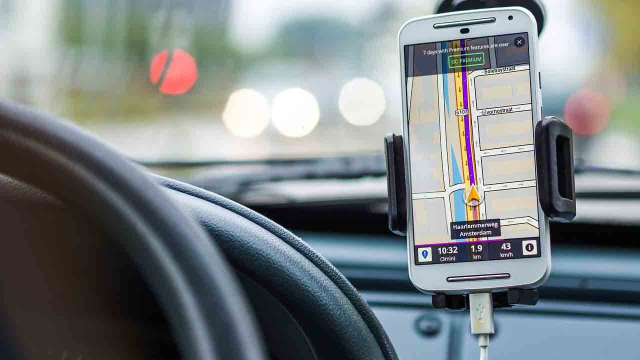 Non puoi più mettere il Cellulare nello slot dell'auto: rischi grosso